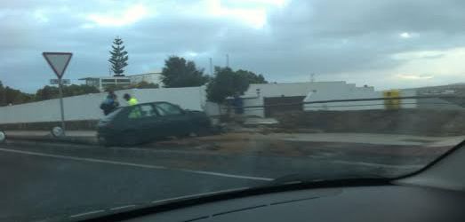 Un hombre sale ileso tras chocar con su coche contra un muro en Tahíche