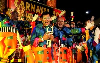 Los Simplones, Desahuciados y Los Tabletúos encienden el Carnaval de Puerto del Carmen