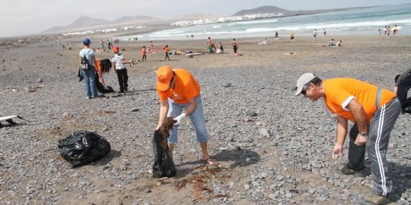 Cerca de 70 voluntarios limpiaron Famara y recogieron unos 1.500 kilos de basura