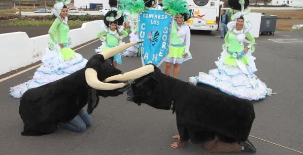 El tradicional pasacalle de toros despide el Carnaval de Tao