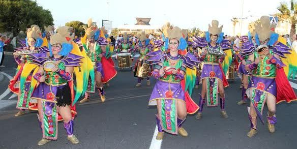 Miles de mascaritas se suman al gran desfile de carrozas de Costa Teguise