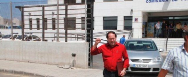 La Justicia anula la expulsión del activista José Morales por protestar contra el petróleo frente a la sede del PP