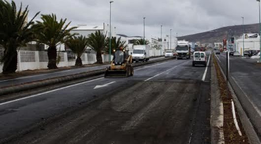 La carretera entre el karting de San Bartolomé y la entrada al pueblo, cortada por obras
