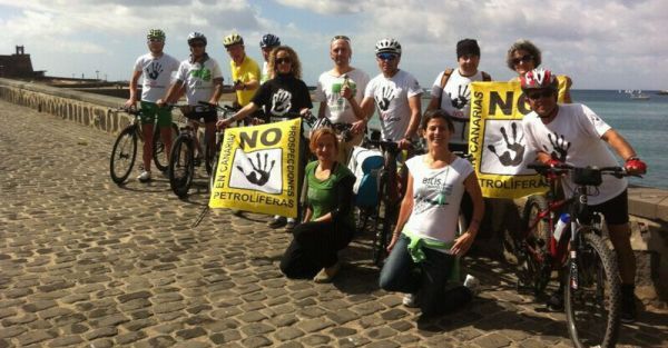 Una veintena de ciclistas unió sus fuerzas contra las prospecciones en un recorrido por Lanzarote y Fuerteventura