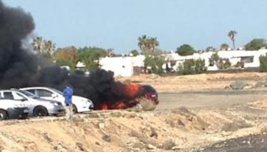 Arde un coche en la Avenida Canarias de Playa Blanca