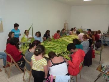 Unas treinta personas acuden al taller de elaboración de palmitos en Haría