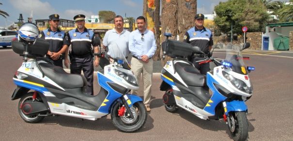 Teguise adquiere dos motos eléctricas para la Policía Local