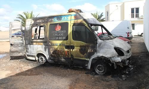 Queman una ambulancia de la ONG S.A.C.  en Arrecife