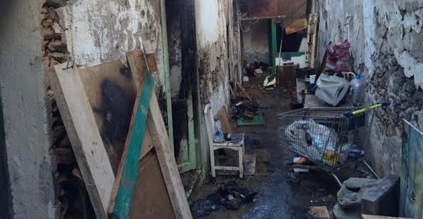 Los Bomberos apagan un incendio en una casa abandonada de Arrecife