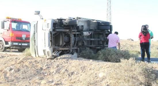 Herido leve tras volcar con su camión en la carretera de San Bartolomé a Arrecife