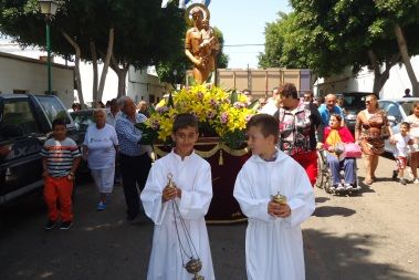 Los fieles abarrotan la iglesia y salen en procesión en honor a San José Obrero en Titerroy