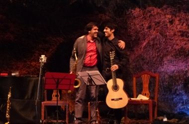 Diego Barber despliega su arte con la guitarra en la Cueva de los Verdes