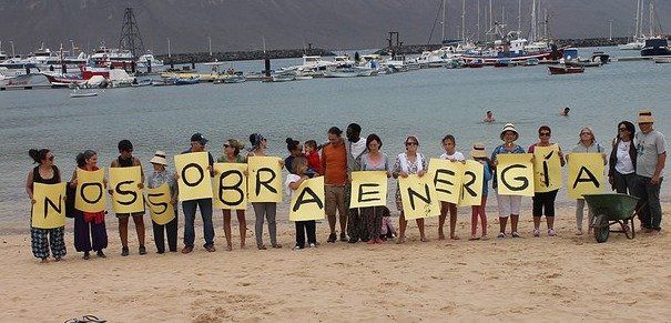 Más de cinco mil personas forman una cadena humana en Canarias para pedir un nuevo modelo energético