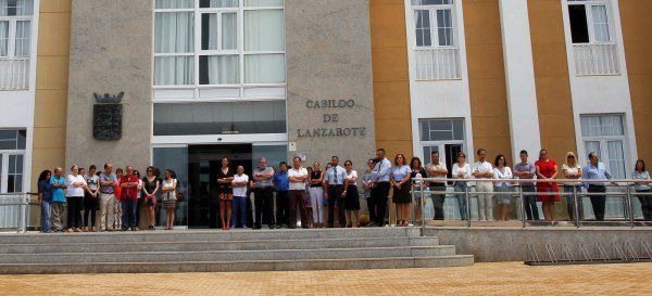 El Cabildo y el Ayuntamiento de Tías también guardan un minuto de silencio por el asesinato de Isabel Carrasco