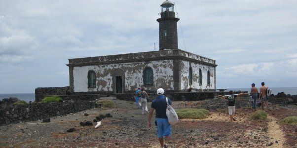 Dos asociaciones ecologistas y la FCM exigen que el Faro de Alegranza no se convierta en un centro turístico