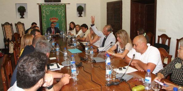 El PP vota dividido en Teguise: Sin pelos en la lengua y sin miedo a nada, estoy a favor de parar las prospecciones"