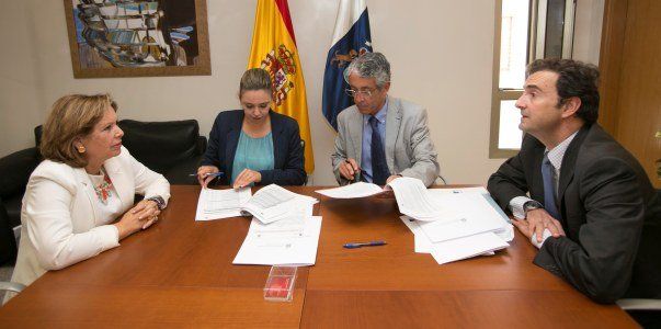 San Bartolomé y Endesa firman un convenio para electrificar la zona industrial y comercial de Playa Honda