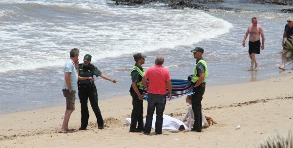 Fallece un hombre de 41 años en la playa de Las Cucharas