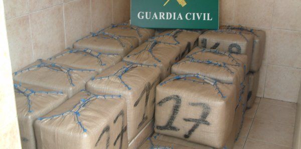 La Guardia Civil detiene a un quinto implicado en el desembarco de casi 800 kilos de hachís en Arrieta