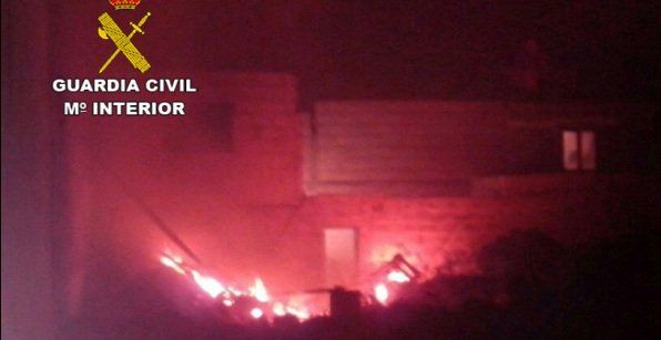 La Guardia Civil desaloja varios inmuebles en Órzola por un incendio en un solar