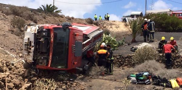 Un camión de bomberos vuelca tras chocar contra un coche cerca de Mácher