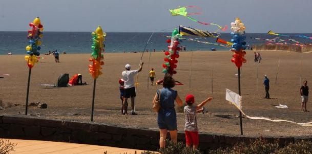 La playa de Los Pocillos se llenó de color y familias con la fiesta de las cometas