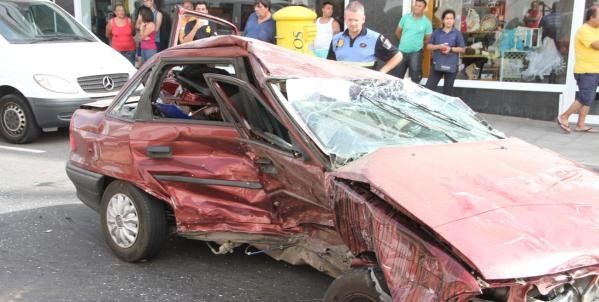 Un violento choque en Arrecife deja dos vehículos destrozados y provoca el vuelco de uno de ellos