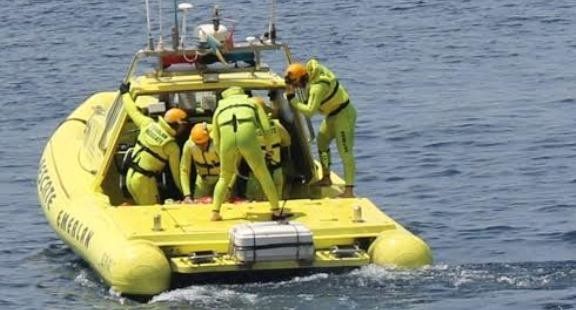 Emerlan rescata a una joven del mar en la zona del Barranco del Quíquere