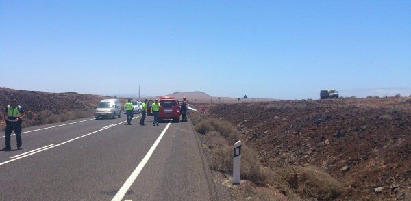 Herido grave un hombre de 60 años tras colisionar con su coche  en la carretera que une Yaiza con Playa Blanca