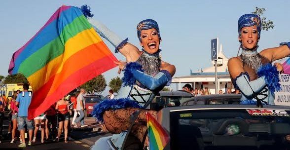 El Arco Iris de la tolerancia y diversión recorre la avenida de Puerto del Carmen