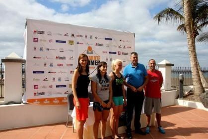 Puerto del Carmen recibe 100 deportistas para participar en el Lanzarote Summer Challenge, que por primera vez en España se hace en la playa