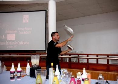 La Coctelera Solidaria logra recoger decenas de kilos de alimentos
