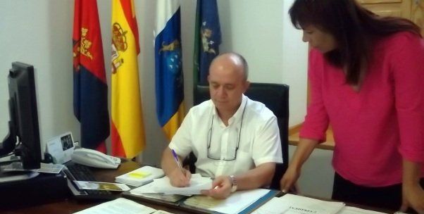 La empresa de hamacas acata el requerimiento del alcalde de Tías y cede el material al Ayuntamiento