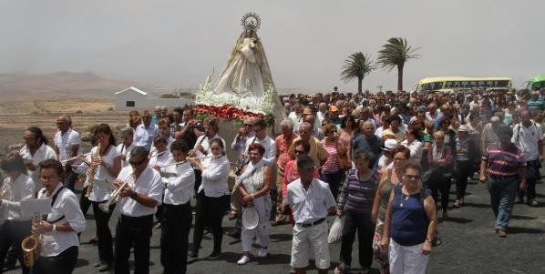 Una procesión honró a la Virgen de Las Nieves junto a su ermita