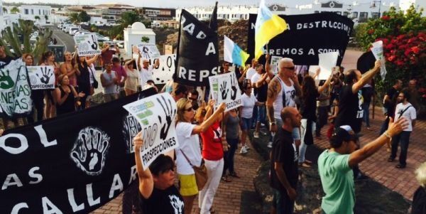Decenas de personas llenan de pancartas contra el petróleo el acceso al hotel ilegal donde se aloja Soria