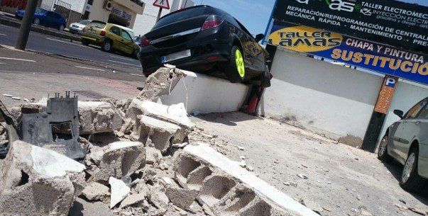 Un vehículo acaba encima de un muro, tras colisionar contra un coche en una rotonda de Arrecife