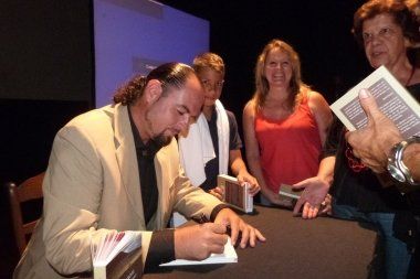 Nacho Romero presentó Lanzarote Guía de Senderismo ante un abarrotado Teatro de San Bartolomé