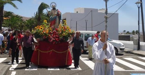 Vecinos y autoridades acompañaron al Santo en procesión por las calles de San Bartolomé