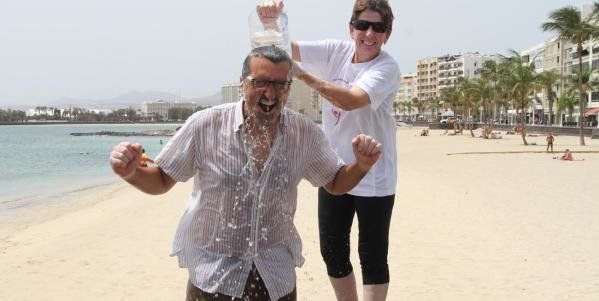 El reto del cubo de agua helada llega a Lanzarote para mojarse por la ELA