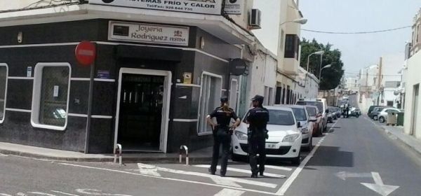 Sin noticias del atracador que disparó a dos personas en una joyería de Arrecife