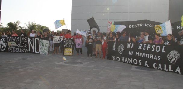 Un centenar de personas protestan contra las prospecciones en la gasolinera  Repsol