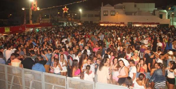 Caleta de Famara vive con una masiva participación su segunda noche de fiesta