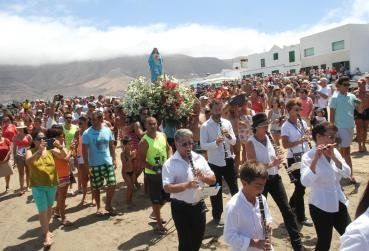 Cientos de fieles acompañan al Sagrado Corazón de María en Caleta de Famara