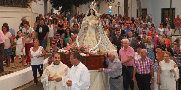 Los vecinos de Yaiza se vuelcan con la procesión en honor a Los Remedios