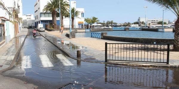 La pleamar desborda El Charco y baña las nuevas hamacas de El Reducto