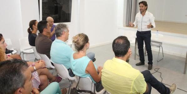 Matos busca en Lanzarote avales para su carrera en las primarias socialistas