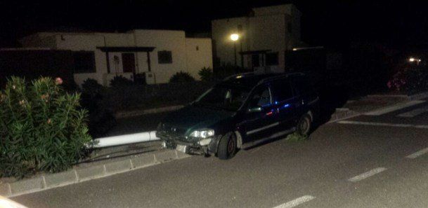 Un vehículo se empotra contra una farola de madrugada y queda abandonado en Playa Blanca