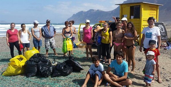 Una veintena de voluntarios retira más de 90 kilos de basura de las playas de Famara y San Juan