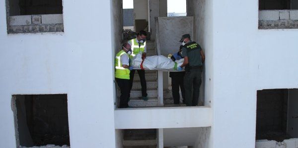 Aparece el cuerpo sin vida de un indigente en unos antiguos apartamentos de Puerto del Carmen