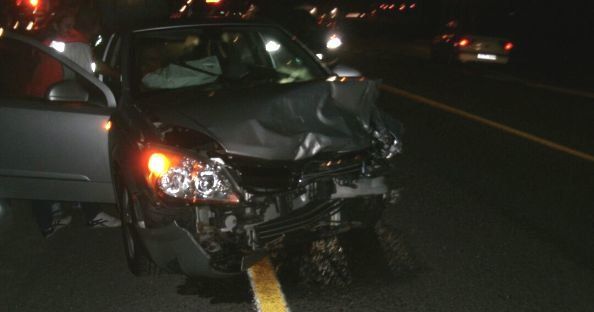 Un coche aparcado sin el freno de mano provoca un accidente en Mácher